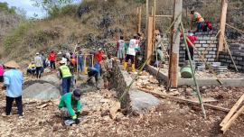 Warga Padukuhan Ngerong Gelar Kerja Bakti Pembuatan Gudang Makam